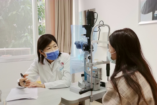新市民正在進行眼睛檢查。