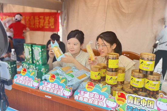 产业团员青年开展“青耘中国”特色农产品直播。横州市委宣传部供图