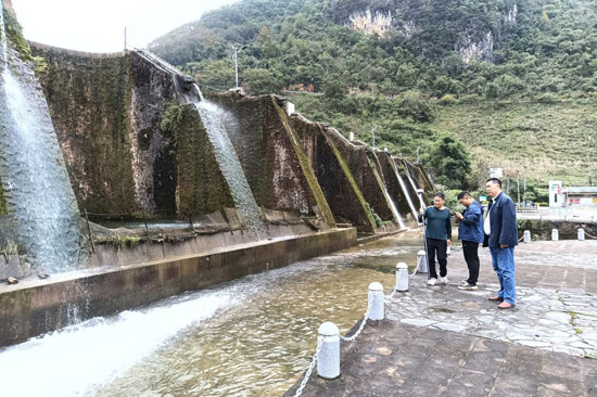 普查队实地调查《达坡寨水库》。乐业县博物馆供图