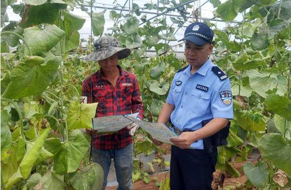 北海市公安局民警向群众开展守护候鸟知识宣传