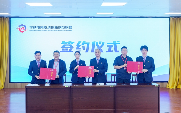 劳模、科技项目带头人在“名师带徒”签约仪式上签订师徒合同。文杰摄