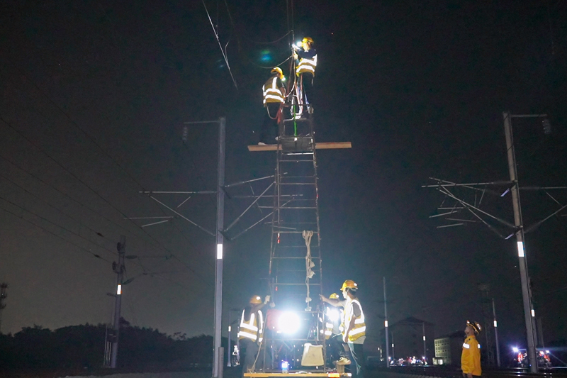 作業組在對接觸網幾何參數進行調整。