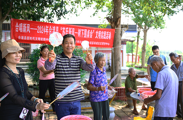 合浦县闸口镇大路山村开展“苏氏新风——树下围桌会”活动，促进邻里和谐。