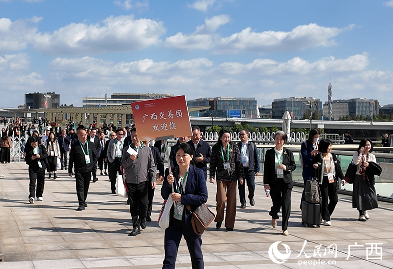 广西交易团进入场馆。人民网 雷琦竣摄