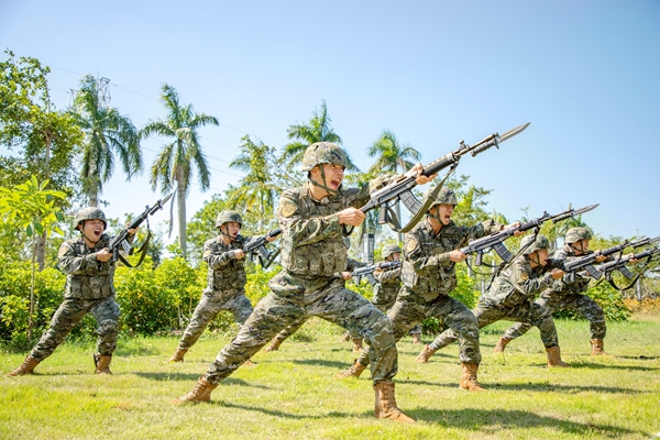 武警官兵在进行刺杀训练。