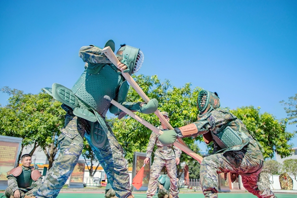 武警官兵在进行刺杀对抗训练。
