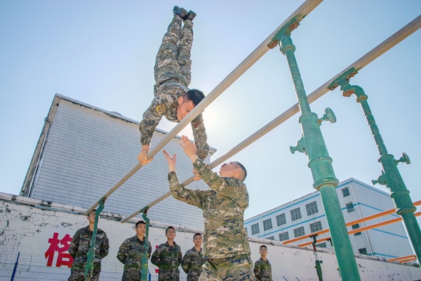 武警官兵在进行器械训练。