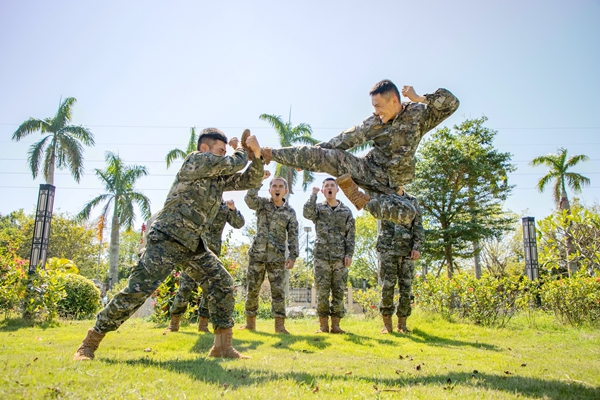 武警官兵在进行擒敌对抗训练。