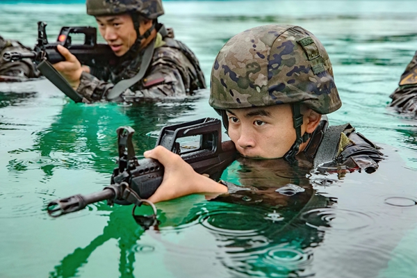 武警官兵涉水搜索目标。