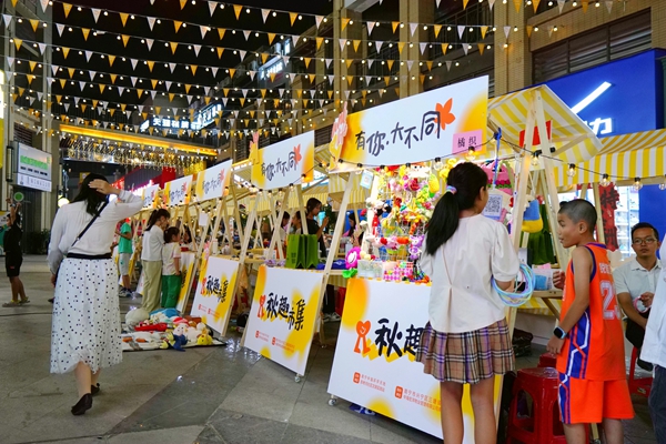 秋趣市集上丰富多彩的摊位。黄霞摄