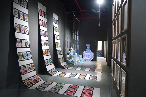 作品丰富的书画展。黄霞摄