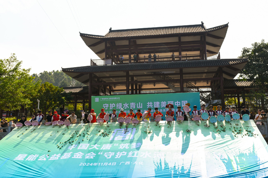 奥运冠军们与瑶乡学子一起放流。李阳摄