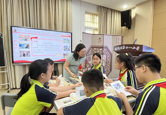海城区教育局开展小学道德与法治学科中心组送教下乡研讨活动。梁兴琼摄