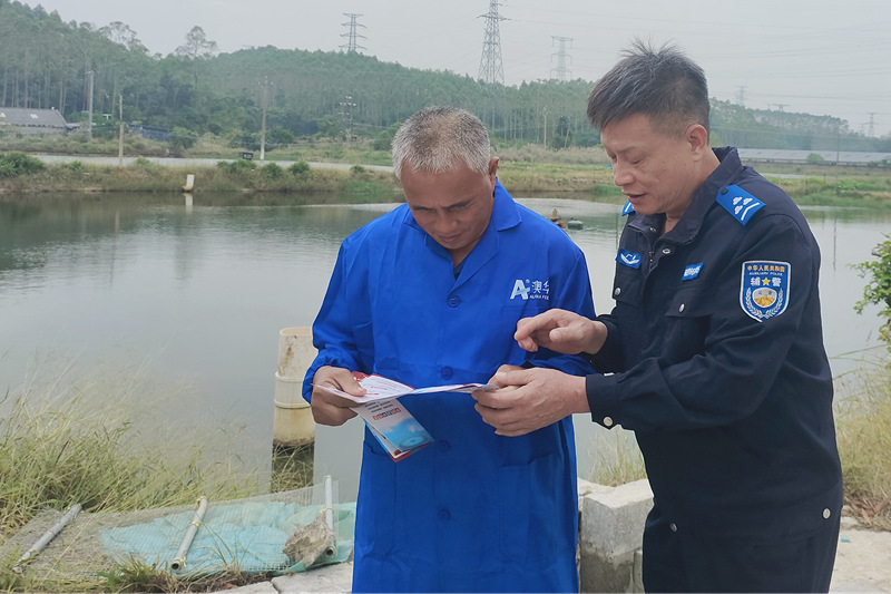 民警在辖区走访。