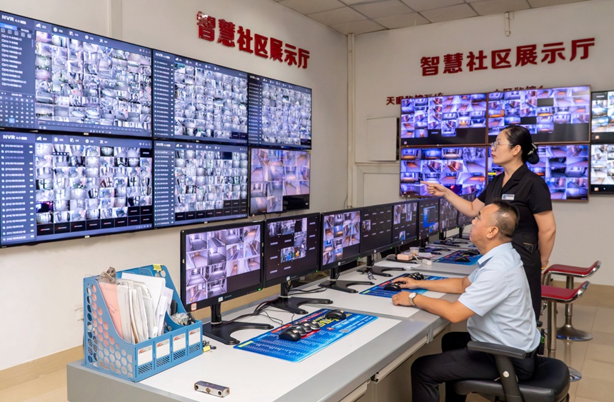 南宁市凤岭名园小区物业管理人员通过视频监控查找信息。广西电信供图