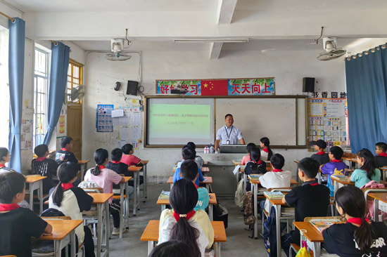 2.图为普法人员在辣了村小学向同学们进行普法宣传(蒙亮摄)