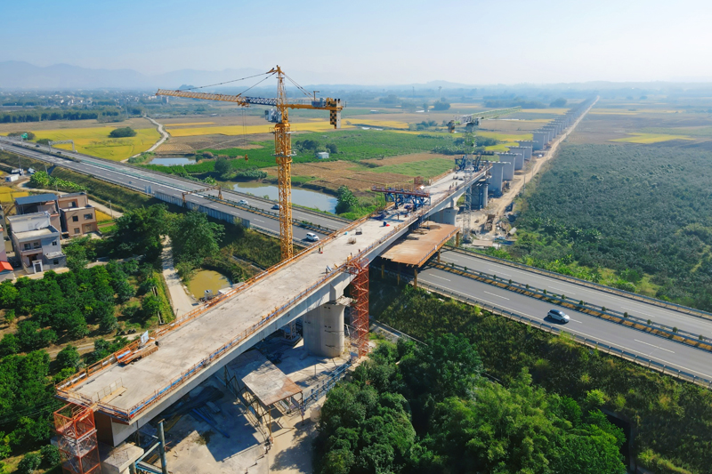 社岭头跨荔玉高速公路特大桥连续梁。