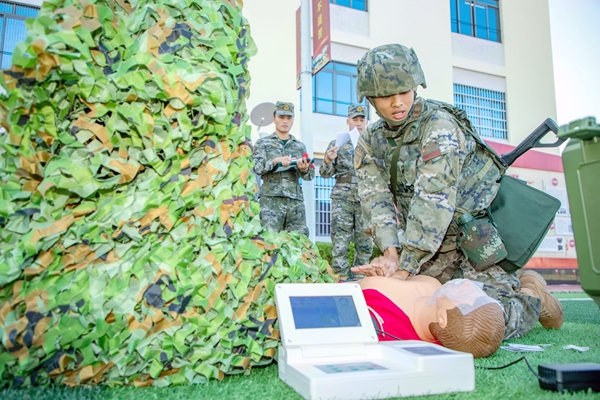 武警官兵在进行一线救治能力综合实战运用考核。