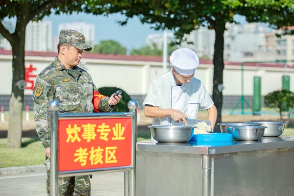 武警官兵在进行炊事专业操作技能考核。