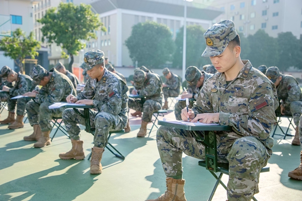 武警官兵在进行专业理论常识考核。