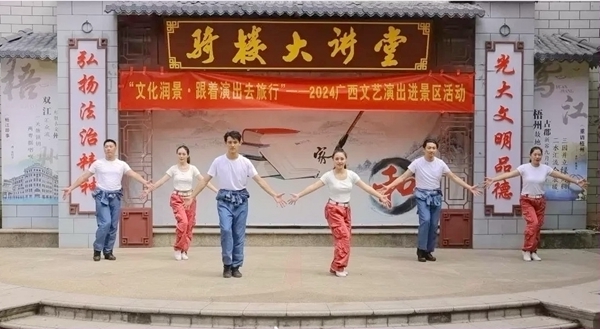 文艺演出现场。