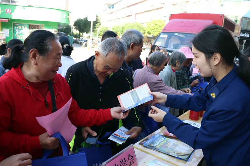 工作人员向群众宣传普及消防安全知识、消防法律法规和公共应急常识。