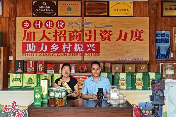 李秀鲜（左）邀请主播共同直播。巴马烟草供图