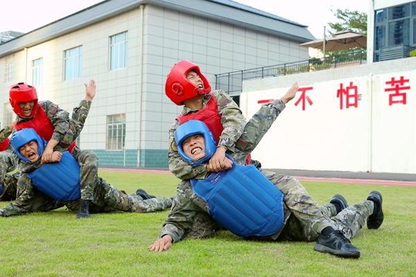 武警官兵开展擒敌术训练。