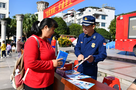 消防宣傳員在向群眾科普消防安全知識。昭平消防供圖