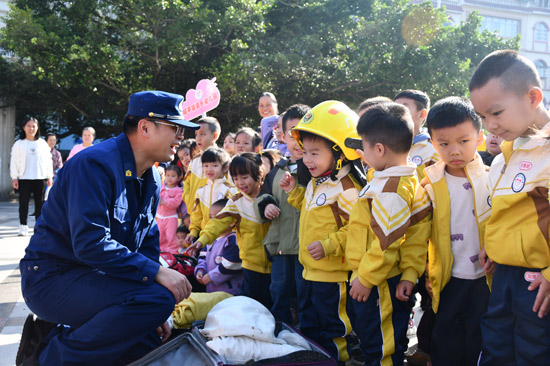 消防宣傳員進學校開展消防宣傳教育活動。昭平消防供圖