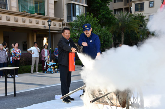 消防宣傳員在小區開展消防培訓。昭平消防供圖