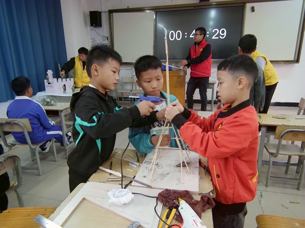 学生参加抛石机攻城项目比赛。