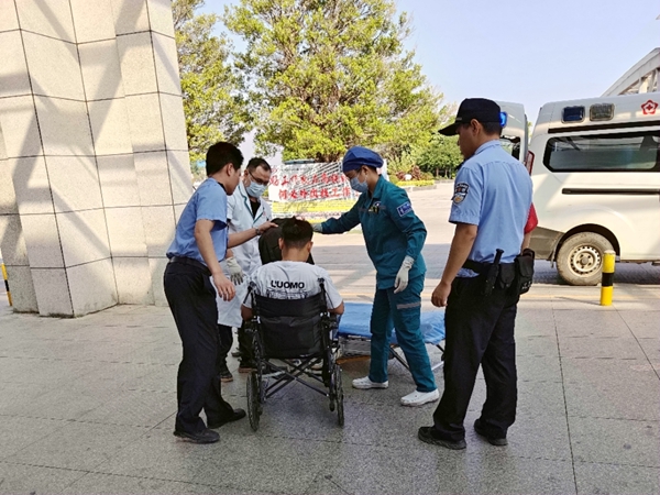 图二：平南南站工作人员协助患病旅客上担架。江泽宇摄