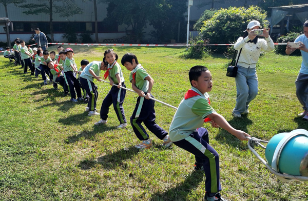 孩子们以拔河的形式感受大气压的力量。南宁市青秀区荔英小学供图