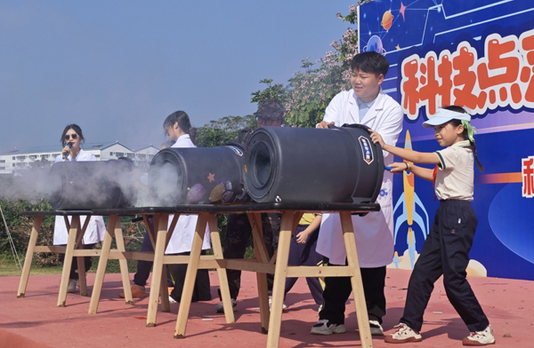 空气炮实验让孩子们了解压缩空气的力量。南宁市青秀区荔英小学供图