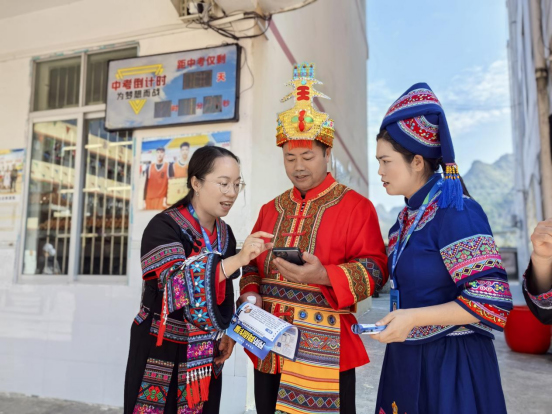 广西移动志愿者通过唱山歌介绍国家反诈APP的功能。龙云摄 