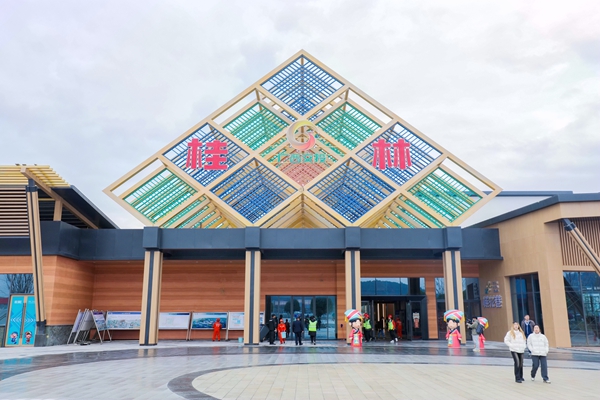 桂林街区式服务区变身“旅游景点”。