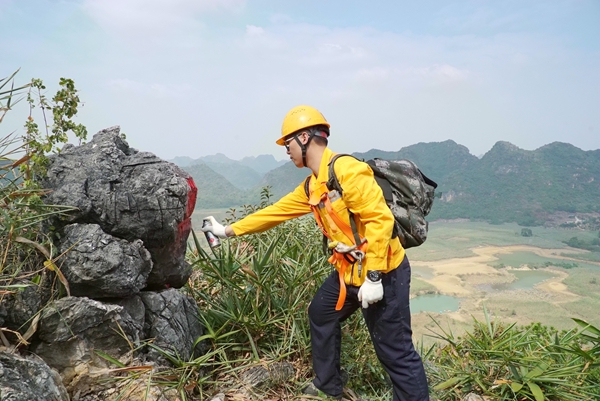 青年突击队员对危岩落石进行标记。宋彤波摄