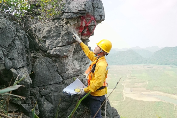 青年突击队员对危岩落石进行现场查看。宋彤波摄