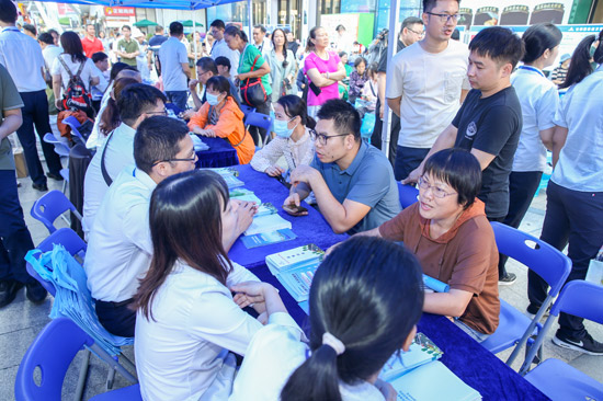 向群众面对面解读政策、点对点解释疑惑。广西社保中心供图