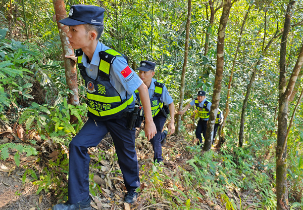 民警在开展边境巡逻踏查。