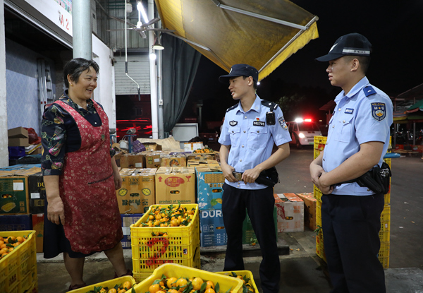 城东派出所民辅警到城东水果批发市场了解商户销售情况并做好安全提醒。