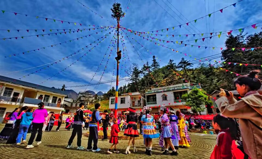 岩腊村苗族跳坡节活动现场。黄何华摄