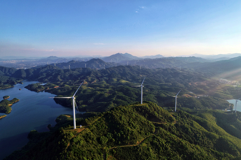 富川瑶族自治县龟石水库大风车风光。邓凯允摄