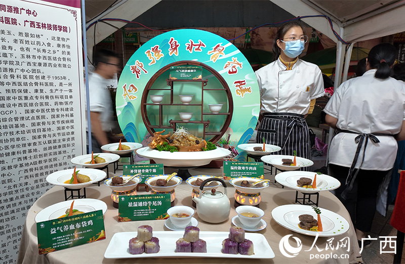 中医药膳菜品展示。人民网 雷琦竣摄