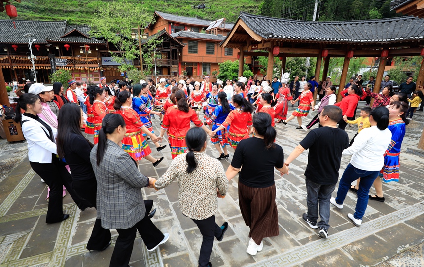 三月三，外地游客在车田苗族乡石山底与当地群众载歌载舞