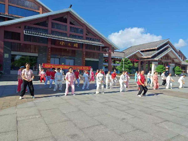8月8日全民健身日南宁市青秀山景区主题活动火热开练。广西社会体育运动中心供图