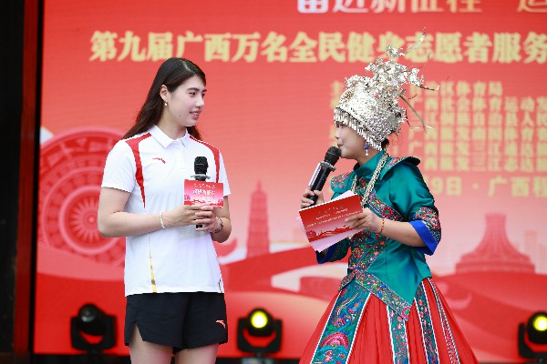 奥运冠军张雨霏与主持人互动。广西社会体育运动中心供图