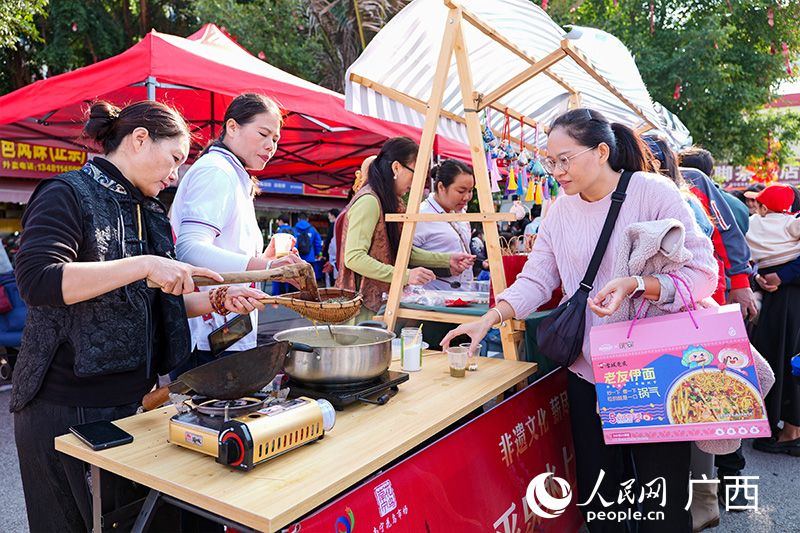 油茶品尝。人民网 梁章晖摄