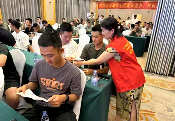 在退役士兵返乡交流会开展政策宣讲。